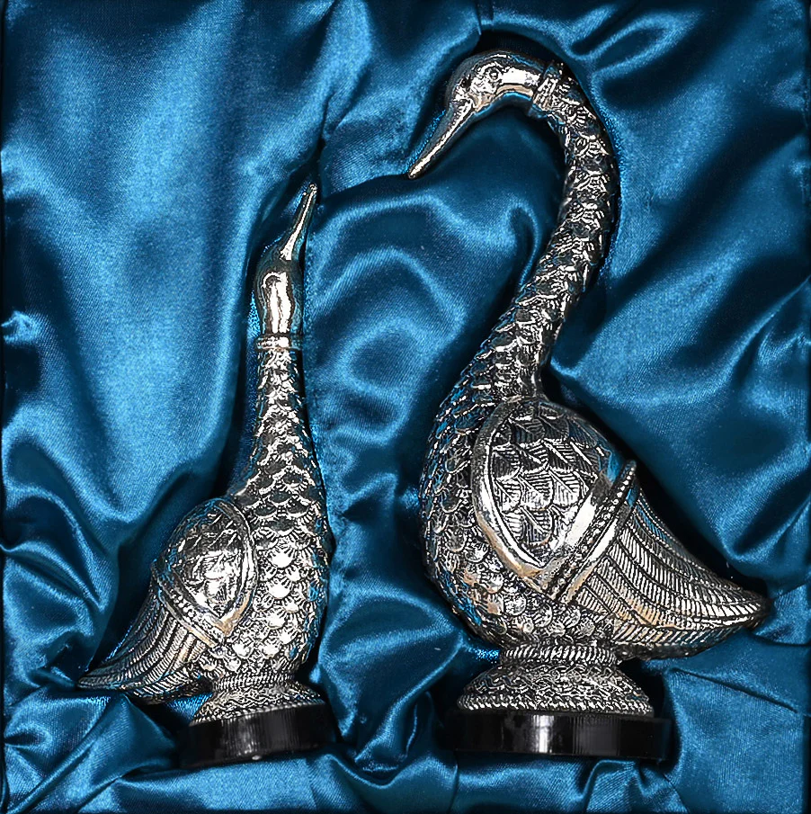 999 Silver Swan Pair Gift Box - Image 5